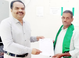 వినతి పత్రం అందజేస్తున్న దస్తగిరిరెడి