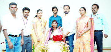 సాయి హర్షితను సన్మానిస్తున్న కళాశాల ఎమ్‌డి చంద్రబాబురెడ్డి