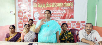 మాట్లాడుతున్న సిఐటియు జిల్లా కార్యదర్శి భాగ్యలక్ష్మి