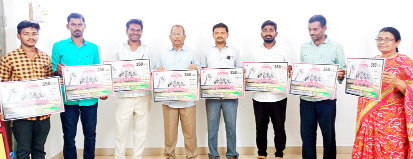 స్కూటర్‌యాత్ర పోస్టర్లు ఆవిష్కరిస్తున్న ఎస్‌ఎఫ్‌ఐ నాయకులు