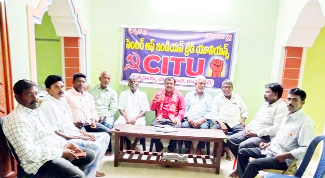 - మాట్లాడుతున్న సిఐటియు జిల్లా ప్రధాన కార్యదర్శి ఎ.రామాంజులు