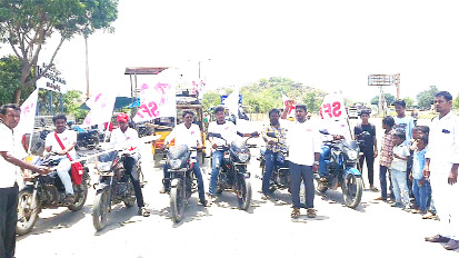 విద్యా రంగాన్ని నిర్వీర్యం చేస్తున్న ప్రభుత్వాలుఎస్‌ఎఫ్‌ఐ స్కూటర్‌ యాత్ర ప్రారంభంలో నాయకులు
