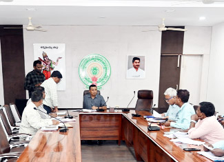 సమావేశంలో మాట్లాడుతున్నకలెక్టర్‌ గిరీష