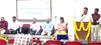 మాట్లాడతుఉన్న ప్రిన్సిపల్‌ సుధాకర్‌రెడ్డి