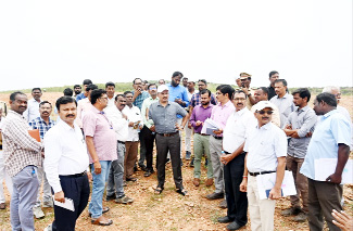 లేఅవుట్‌ను పరిశీలిస్తున్న కలెక్టర్‌ గిరీష, జెసి, ఇతర అధికారులు