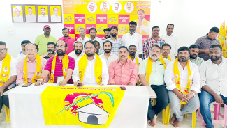 మాట్లాడుతున్న మాజీ ఎమ్మెల్యే షాజహాన్‌బాషా