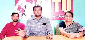 విలేకరుల సమావేశంలో మాట్లాడుతున్న మనోహర్‌