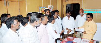 జడ్‌పి సిఇఒకు వినతిపత్రం ఇస్తున్న మాజీ ఎమ్మెల్సీ రవి