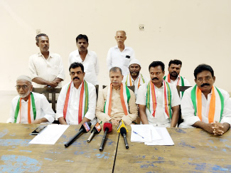 సమావేశంలో మాట్లాడుతున్న తులసిరెడ్డి