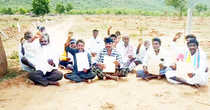 ఆందోళన చేస్తున్న బాధిత రైతులు