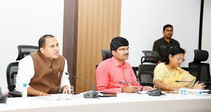 సమావేశంలో మాట్లాడుతున్న కలెక్టర్‌ విజరురామరాజు