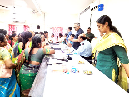 కౌన్సెలింగ్‌లో అధికారులను నిలదీస్తున్న సిబ్బంది