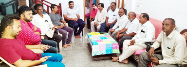 కానిస్టేబుల్‌ కేశవను పరామర్శిస్తున్న వైసిపి నాయకులు