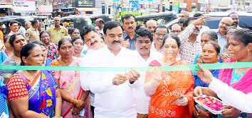 అర్బన్‌ మెప్మా బజార్‌ను ప్రారంభిస్తున్న డిప్యూటీ సిఎం