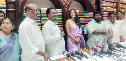 షాపింగ్‌ మాల్‌ ప్రారంభోత్సవంలో మాట్లాడుతున్న సినీ నటి పూజా హెగ్డే