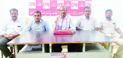 సమావేశంలో మాట్లాడుతున్న సిపిఎం జిల్లా కార్యదర్శి జి. చంద్రశేఖర్‌