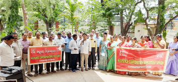 మాట్లాడుతున్న ఉద్యోగుల సంఘం ప్రధాన కార్యదర్శి రఘునాధరెడ్డి