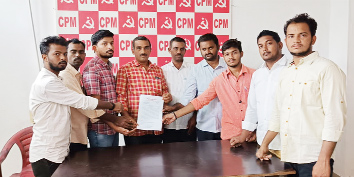 రామ్మోహన్‌ను వినతి పత్రం అందజేస్తున్న నాయకులు