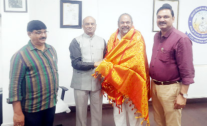 సినీ నటుడు నారాయణమూర్తి సన్మానిస్తున్న విసి