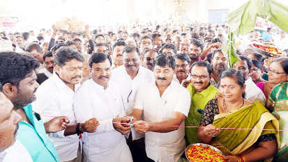 పార్కును ప్రారంభిస్తున్న డిప్యూటీ సిఎం, కమలాపురం ఎమ్మెల్యే