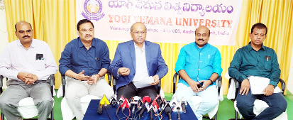 మాట్లాడుతున్న విసి చింతా సుధాకర్‌