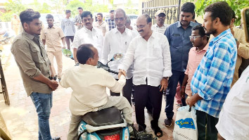 విభిన్న ప్రతిభావంతుడితో మాట్లాడుతున్న ఎమ్మెల్యే మేడా మల్లికార్జునరెడ్డి