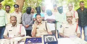 మాట్లాడుతున్న డిఎస్‌పి వంశీధర్‌గౌడ్‌