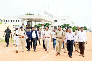 పరేడ్‌ గ్రౌండ్‌లో స్వాత్రంత్య దినోత్సవ వేడుకల ఏర్పాట్లను పరిశీలిస్తున్న కలెక్టర్‌, ఎస్‌పి