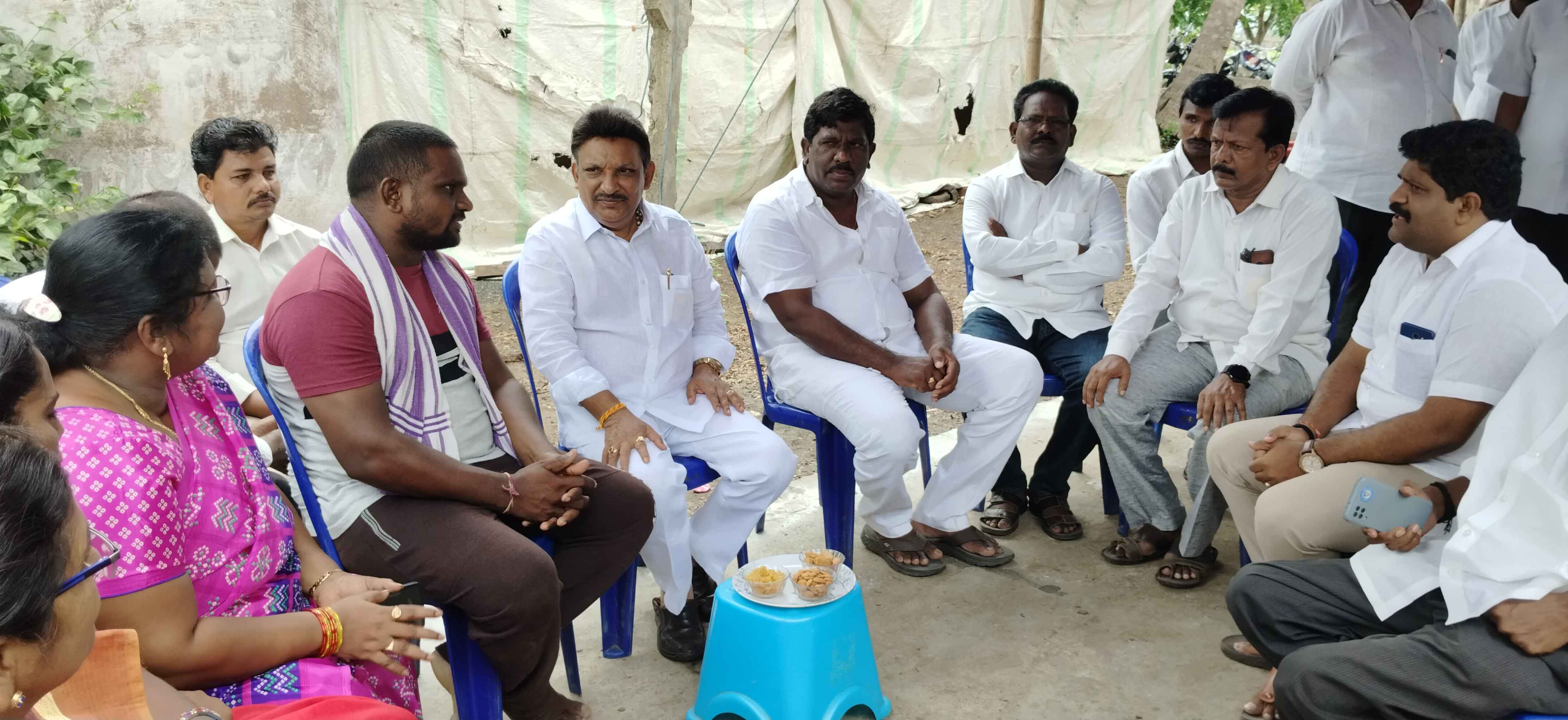 మృతుల కుటుంబాలకు ఎంఎల్‌ఎ పరామర్శ