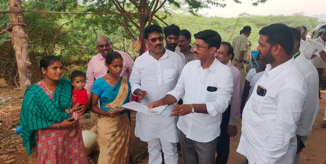 ప్రభుత్వ పథకాల గురించి వివరిస్తున్న ప్రభుత్వ విప్‌ కొరముట్ల