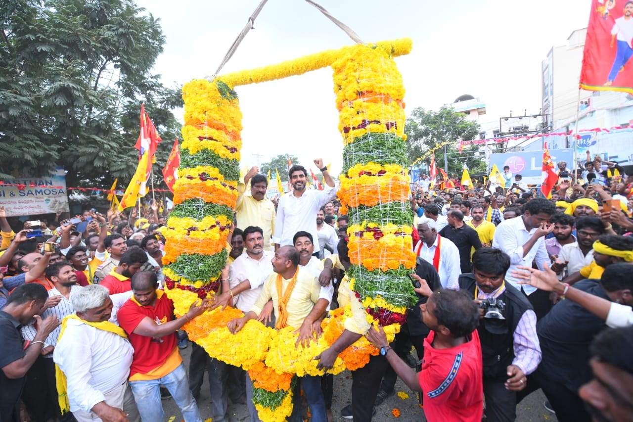 క్రోసూరులో లోకేష్‌కు నీరాజనం