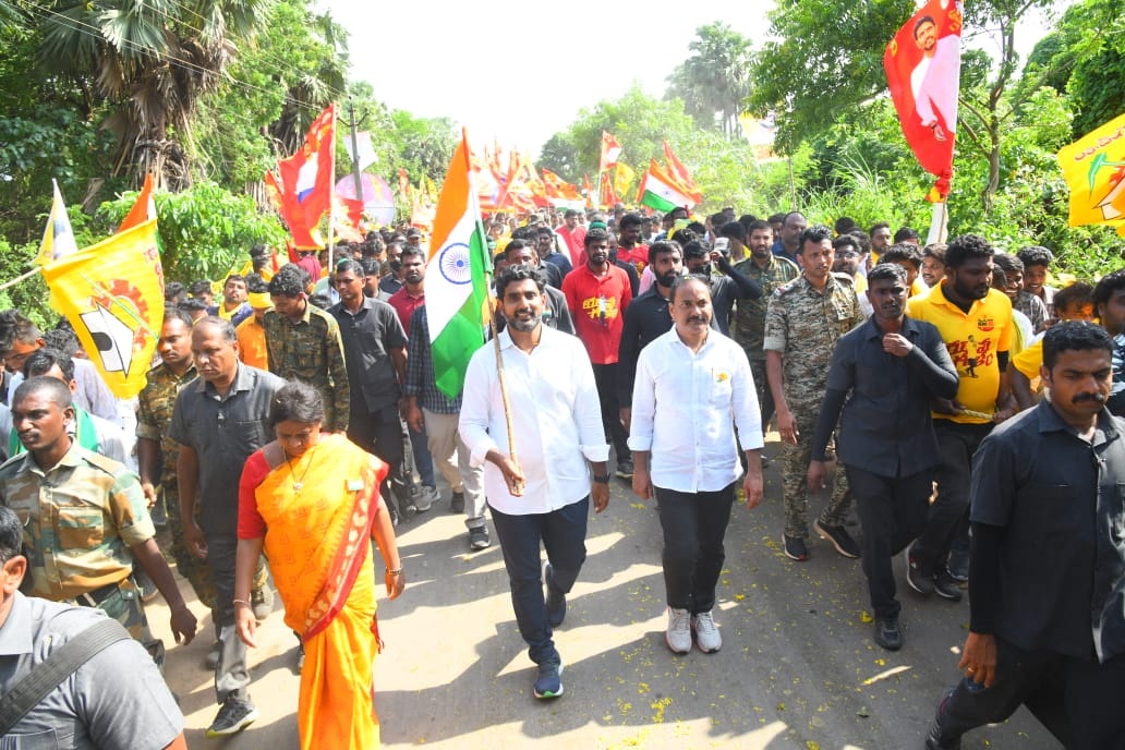 జాతీయ జెండాతో లోకేష్‌ పాదయాత్ర
