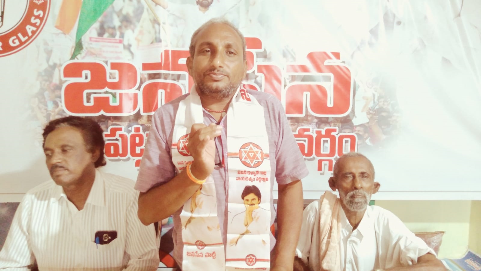సమావేశంలో మాట్లాడుతున్న జన సైనికుడు గోగన ఆదిశేషు