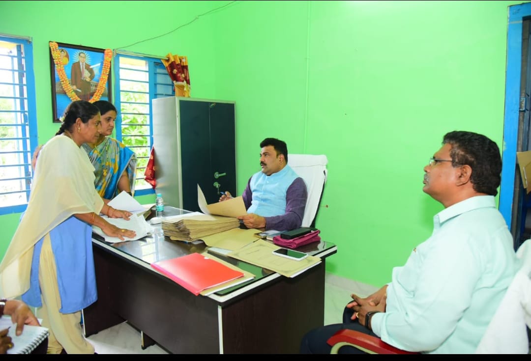 బిఎల్ఓలతో  మాట్లాడుతున్న జిల్లా కలెక్టర్ పి రంజిత్ భాష 