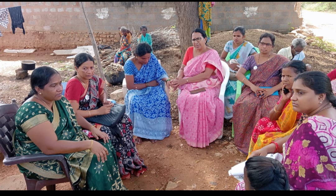 బాదిత బాలిక కుటుంబ సభ్యులతో మాట్లాడుతున్న ఐద్వ రాష్ట్ర కార్యదర్శి డి రమాదేవి