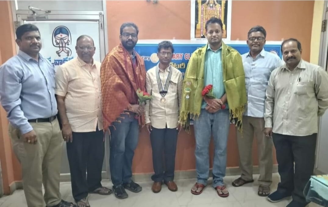 వైద్యశిభిరం అనంతరం డాక్టర్లను సన్మానిస్తున్న హాస్పిటల్‌ మేనేజింగ్‌ డైరెక్టర్‌ తాడివలస దేవరాజు