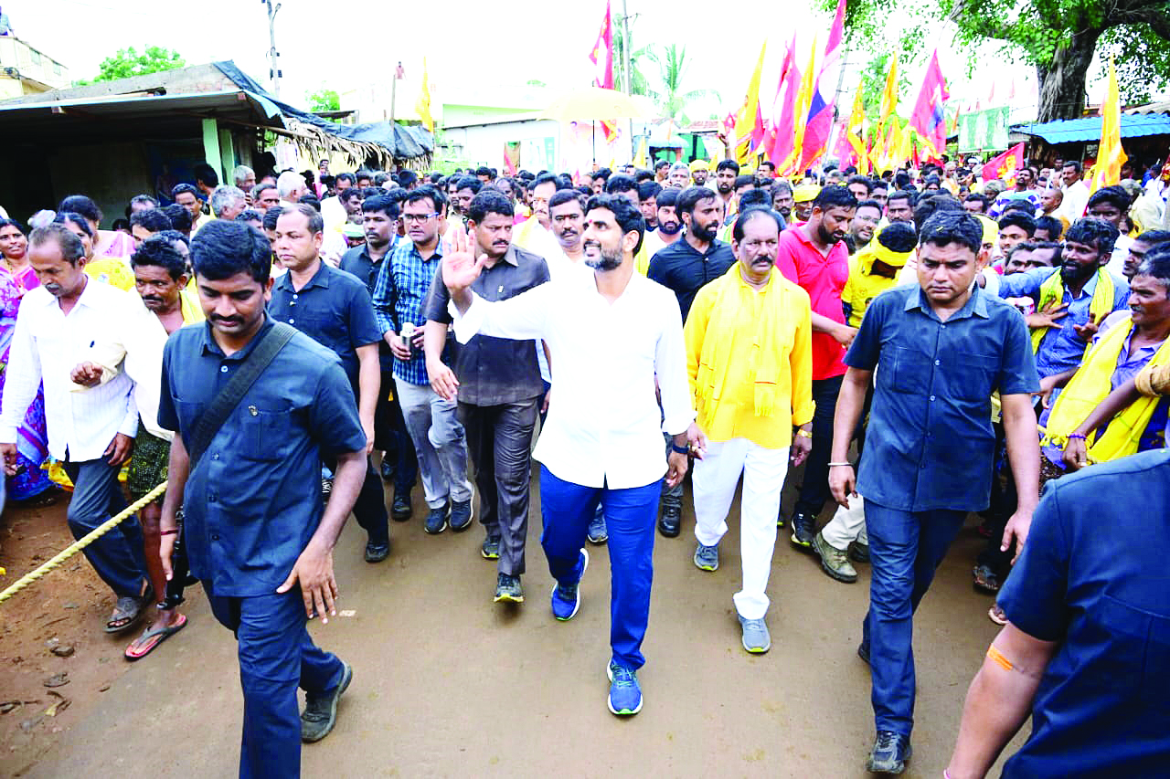 సమస్యలు వింటూ.. ఆప్యాయంగా పలకరిస్తూ..!