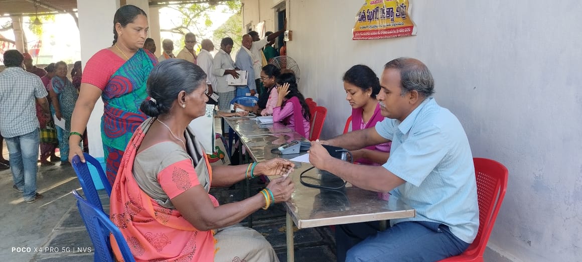 రక్త నమూనాలు సేకరిస్తున్న సిబ్బంది