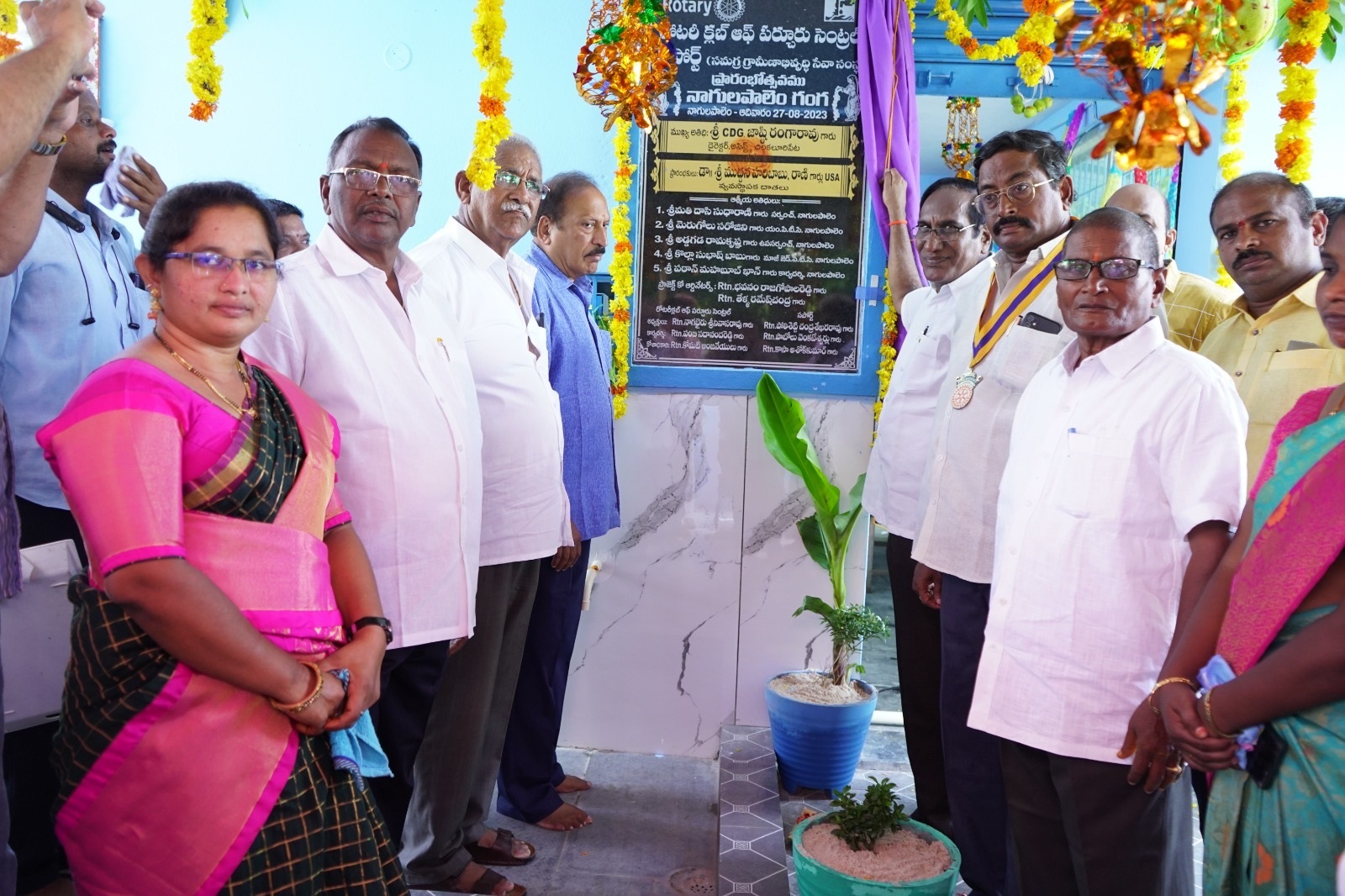 ఆర్‌ఒ ప్లాంట్‌ ప్రారంభిస్తున్న రోటరీ ప్రతినిధులు