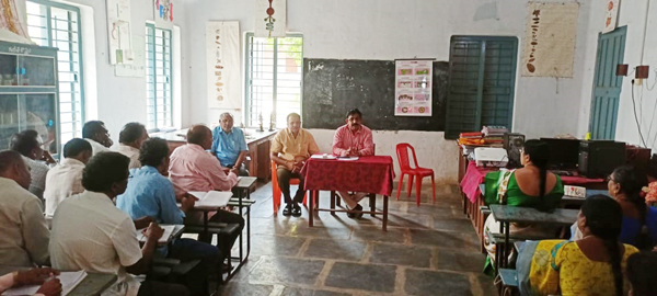 పర్చూరులో ఉపాధ్యాయులకు శిక్షణ ఇస్తున్న రామారావు