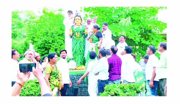 ఘనంగా అడవితల్లికి పాలాభిషేకం