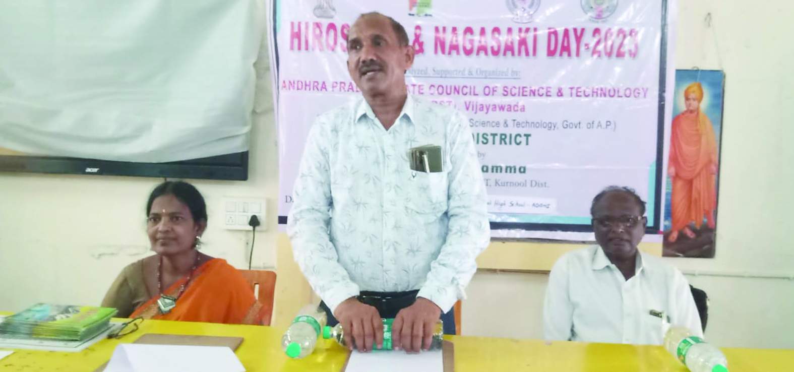 సమావేశంలో మాట్లాడుతున్న డిఇఒ రంగారెడ్డి