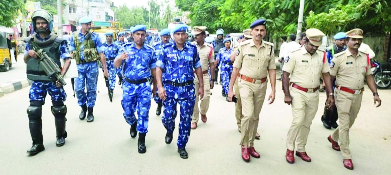 కవాతు నిర్వహిస్తున్న పోలీసులు