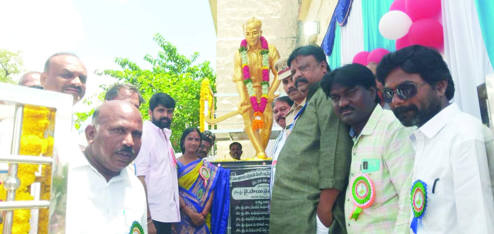 ధ్యాన్‌చంద్‌ విగ్రహాన్ని ఆవిష్కరిస్తున్న అతిథులు