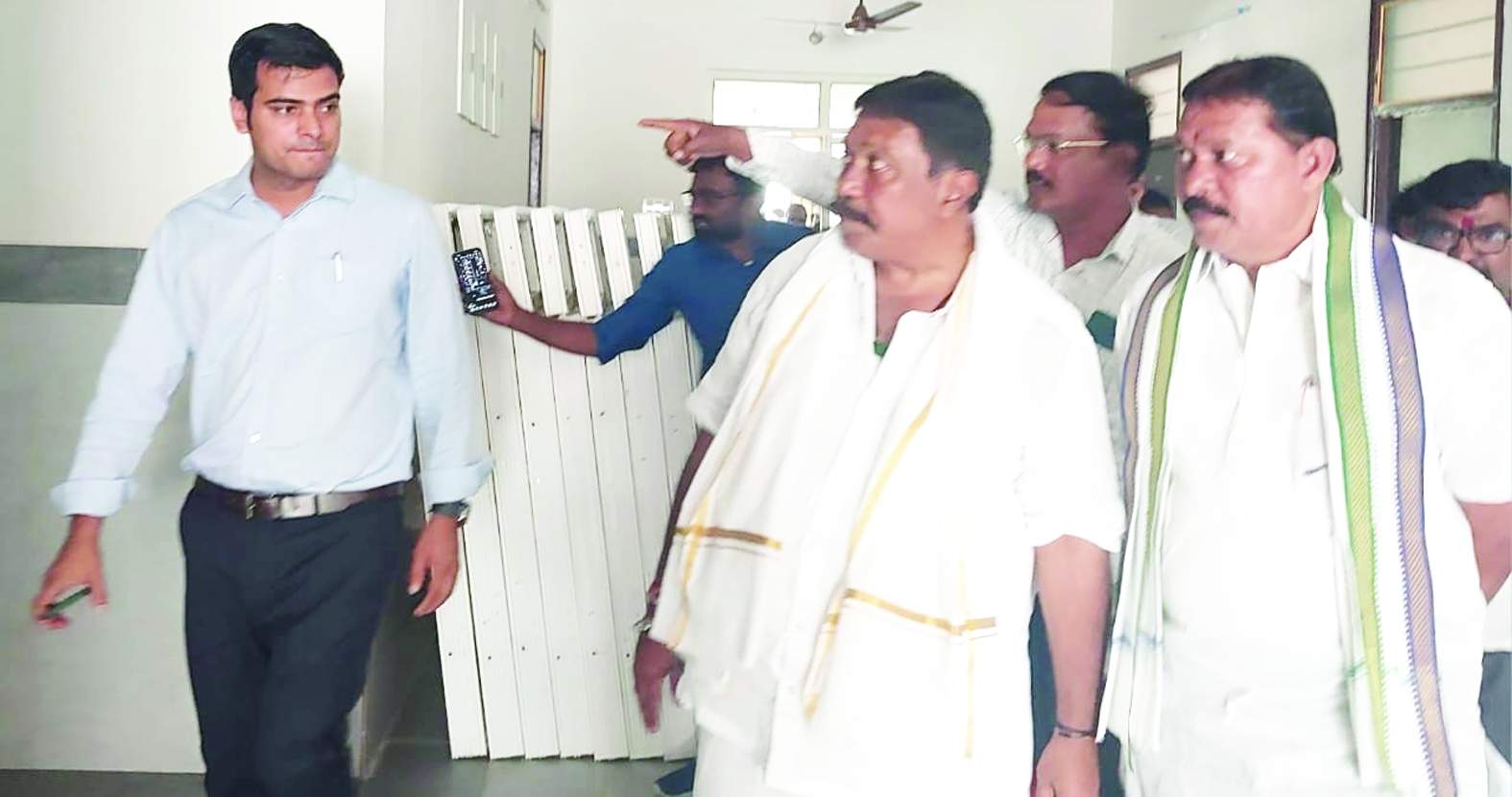 పరిసరాలను పరిశీలిస్తున్న ఎమ్మెల్యే, సబ్‌ కలెక్టర్‌