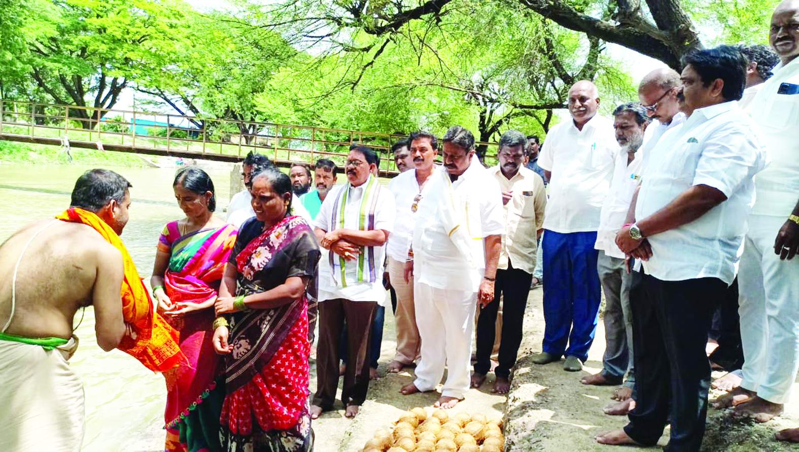 ఎస్‌ఎస్‌ ట్యాంకులోకి నీటి పంపింగ్‌ కోసం జల హారతి ఇస్తున్న ఎమ్మెల్యే