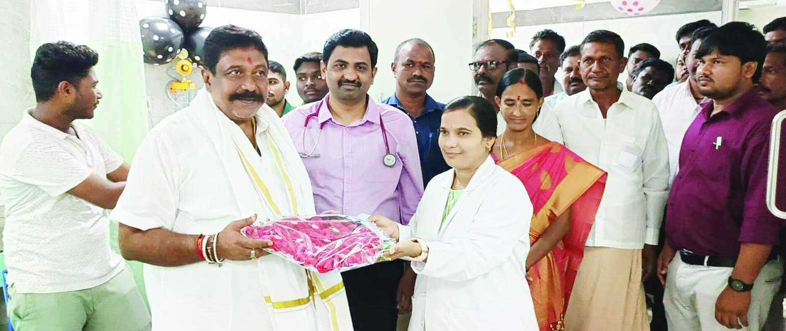 ఆరోగ్యశ్రీ చికిత్స విభాగాన్ని ప్రారంభిస్తున్న ఎమ్మెల్యే సాయి ప్రసాద్‌ రెడ్డి