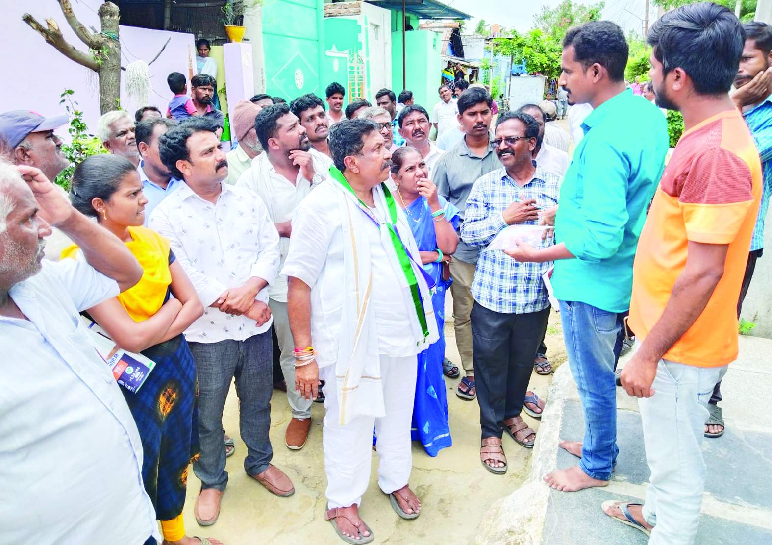 సమస్యలు తెలుసుకుంటున్న ఎమ్మెల్యే సాయి ప్రసాద్‌ రెడ్డి