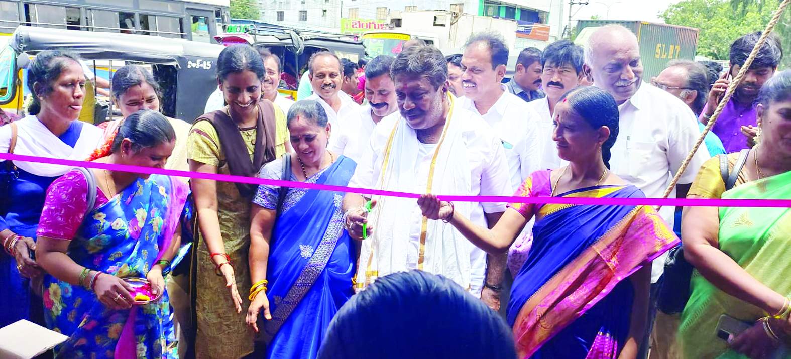 అర్బన్‌ మెప్మా మార్కెట్‌ను ప్రారంభిస్తున్న ఎమ్మెల్యే