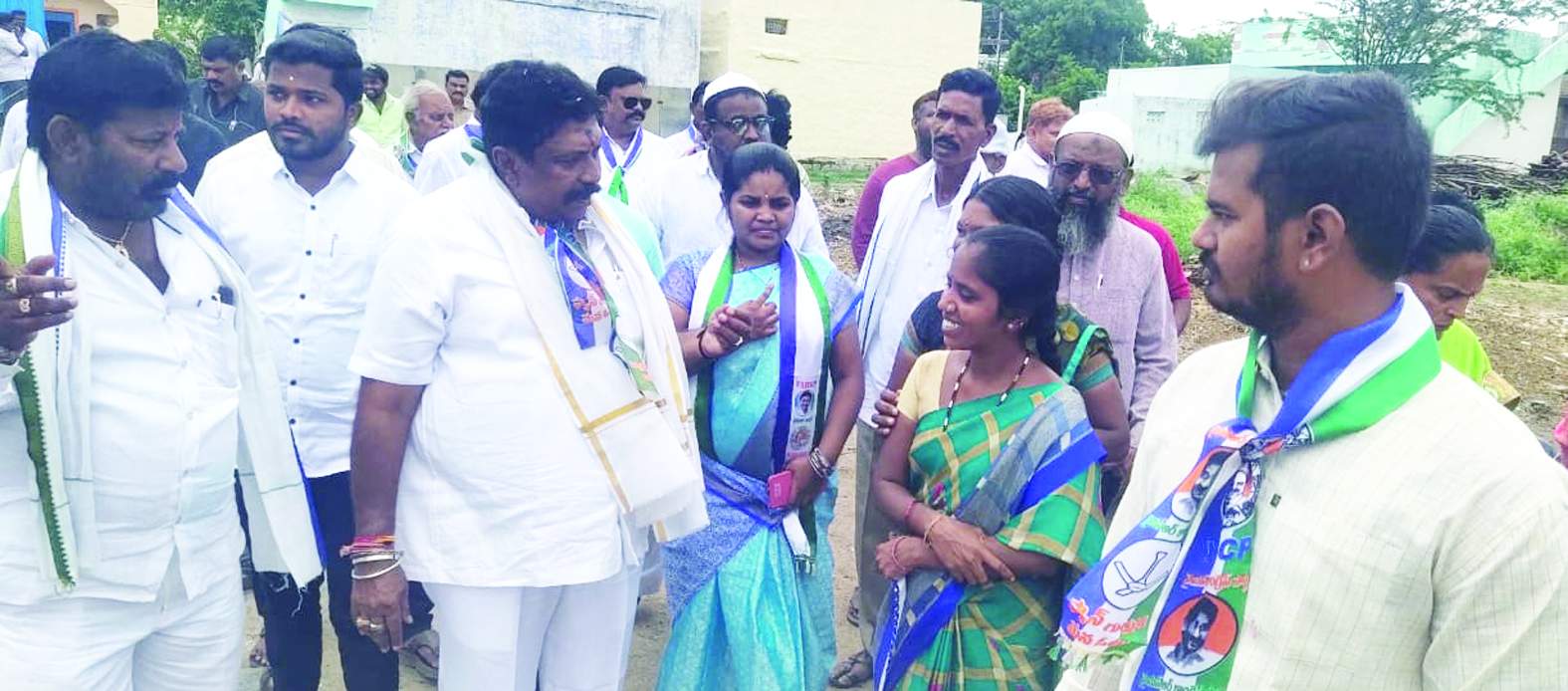 సంక్షేమ పథకాల వివరాలను అడిగి తెలుసుకుంటున్న ఎమ్మెల్యే